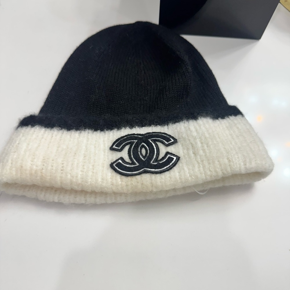 CHANEL Two-Tone Black and White Beanie - Picture 4 of 7
